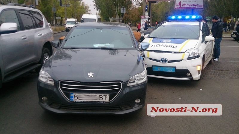 Появилось видео столкновения патрульного «Приуса» и «Пежо» в центре Николаева