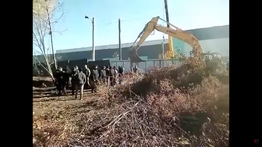 Появилось видео, как люди в балаклавах пытались проникнуть на военный объект в Одессе