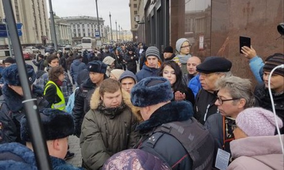 Протесты в РФ: более сотни задержанных ночуют в полиции