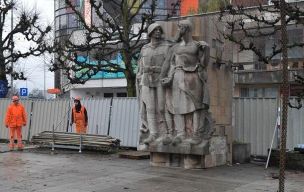 В польском Щецине разобрали памятник благодарности Советской армии