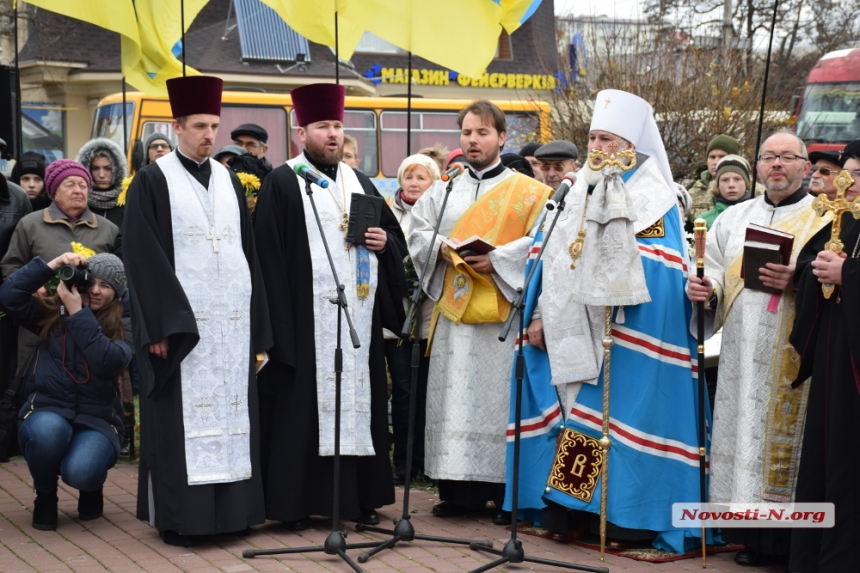 «Годовщина Майдана»: в Николаеве возложили цветы к памятнику Небесной сотне