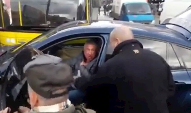 В Киеве толпа устроила самосуд над неудачно припарковавшимся водителем