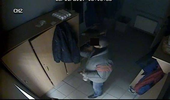 В Николаеве разыскали вора, похитившего телефон из раздевалки супермаркета