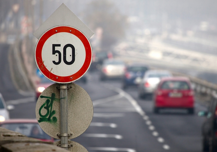 Кабмин снизил скорость на дорогах: с какого числа будут ездить медленнее