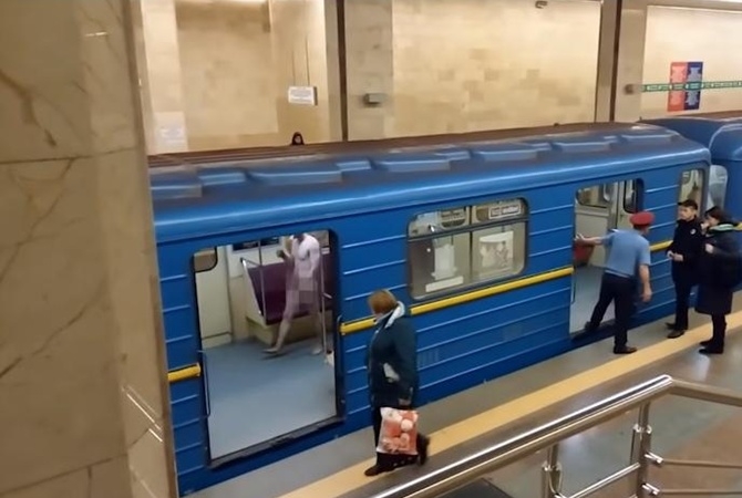 В Киеве голый мужчина пытался угнать поезд в метро. ВИДЕО