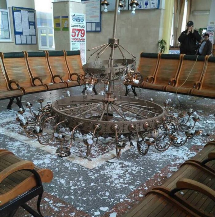 В Херсоне на вокзале рухнула огромная люстра