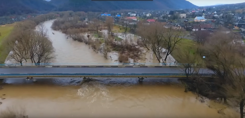 Начало наводнения на Закарпатье показали на видео с высоты птичьего полета