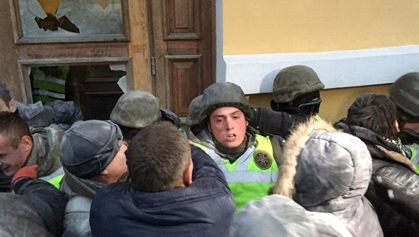 Полиция возбудила два уголовных дела после попытки штурма Октябрьского дворца