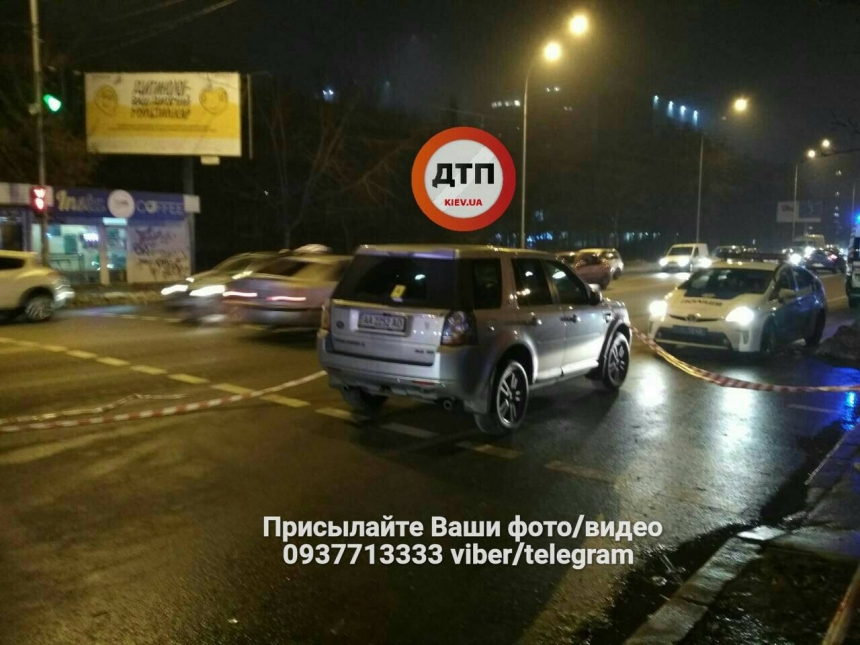 В Киеве возле ВДНХ автомобиль насмерть сбил пешехода на переходе