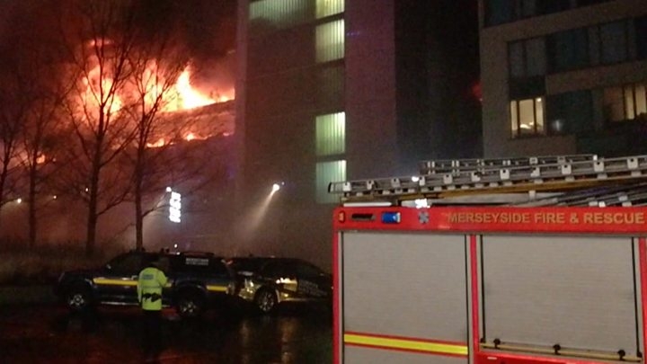 Пожар на парковке в Ливерпуле уничтожил 1,4 тысячи автомобилей