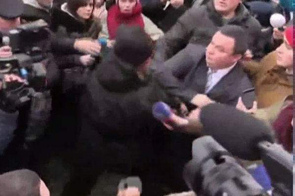 В Киеве митингующий напал на начальника областной полиции. ВИДЕО