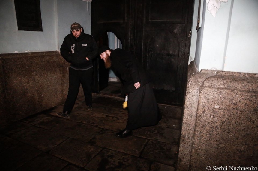 Священники Лавры напали на журналиста за съемку попов, выбрасывающих игрушки