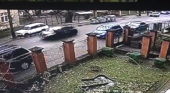 Появилось видео, как во Львове женщина "под кайфом" провезла копа на капоте