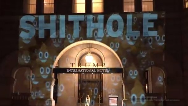 На отеле Трампа в Вашингтоне появилась надпись "вонючая дыра"