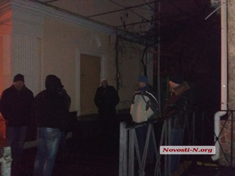 В Николаеве активисты заблокировали выезд из Заводского суда
