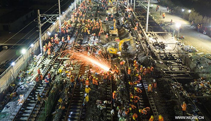 В Китае тысяча рабочих построили железнодорожную развязку за 9 часов. ВИДЕО