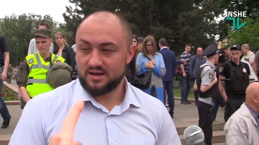 В Николаеве депутата пытались напугать "резиновым символом" во время интервью. ВИДЕО