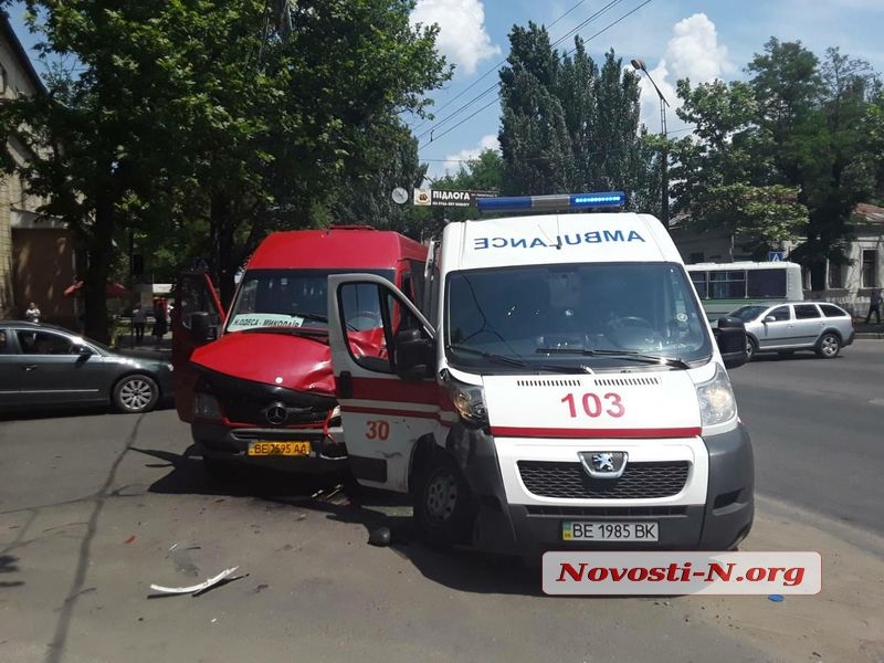 В центре Николаева тягач въехал в троллейбус, есть пострадавшие