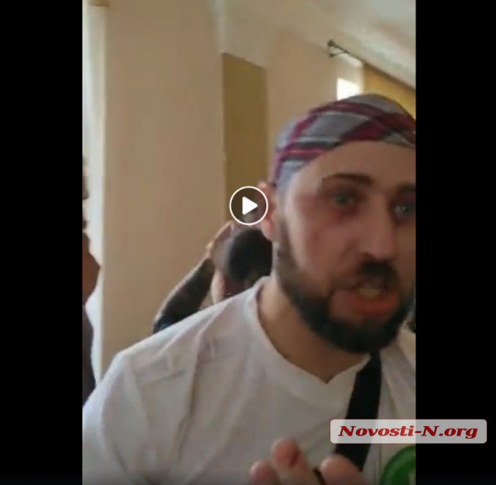 В Николаевской мэрии зоозащитница покусала активиста и чуть не выцарапала ему глаз