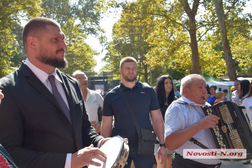 Как руководитель Николаевщины Алексей Савченко гулял по Соборной в день рождения области. ФОТОРЕПОРТАЖ