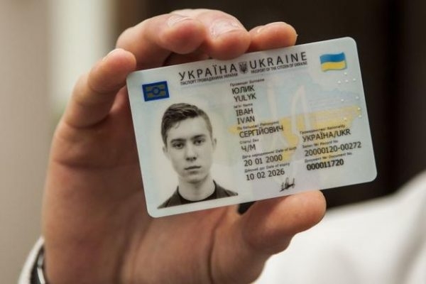 С сегодняшнего дня украинцы могут обменять бумажные паспорта книжечкой на ID-карту