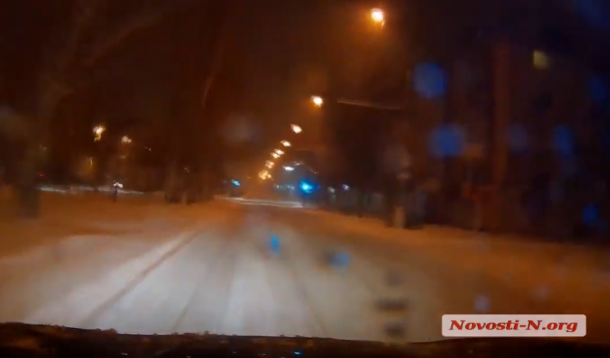 Снег: дороги в Николаеве никто не чистит. ВИДЕО