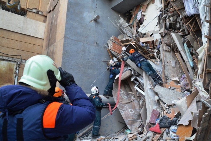 «Услышали детский плач». Спасатели рассказали, как вытаскивали из-под завалов дома в Магнитогорске 11-месячного малыша