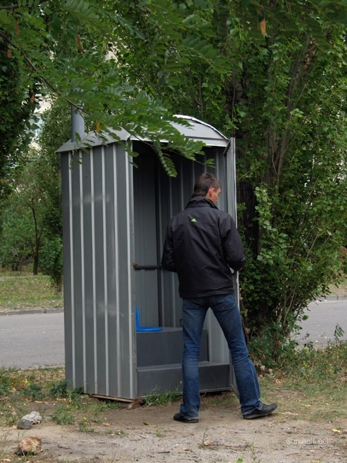 Остановки общественного транспорта в Украине грозят оборудовать туалетами