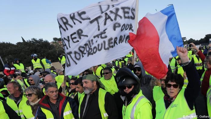 В Тулузе произошли массовые столкновения "желтых жилетов" и полиции