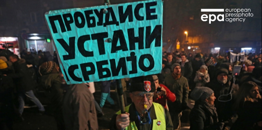 В сербских городах прошли многотысячные протесты против президента