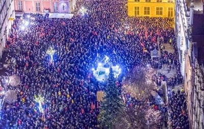 Тысячи поляков вышли почтить память мэра Гданьска