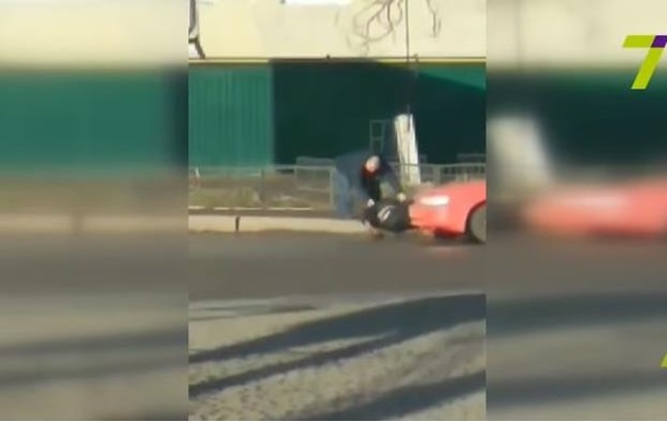 В Одессе водитель сбил мужчину, оттащил его на тротуар и уехал. ВИДЕО