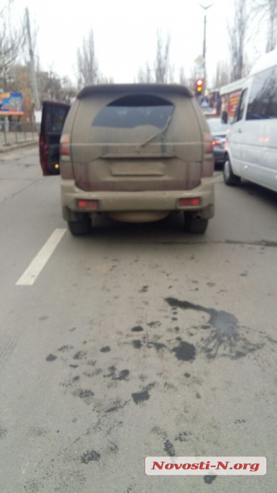 В Николаеве пьяный водитель на Kia столкнулся с Mitsubishi, а после бросил свое авто во дворах 