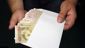 В Украине половина предприятий платит зарплату «в конвертах»