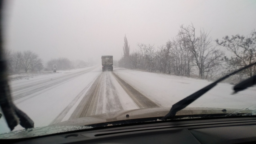 Непогода на Николаевщине: на трассах снежный накат и гололед