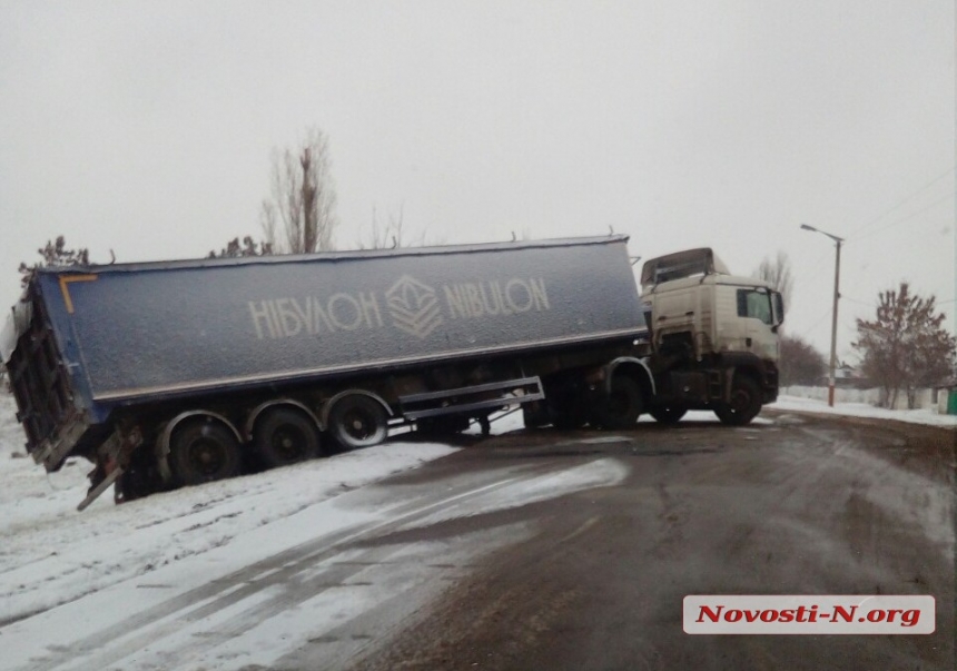 На Николаевщине из-за непогоды фура «Нибулона» перекрыла проезд 