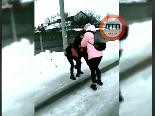 В Киеве мать заплатит штраф за дочь, избившую одноклассницу