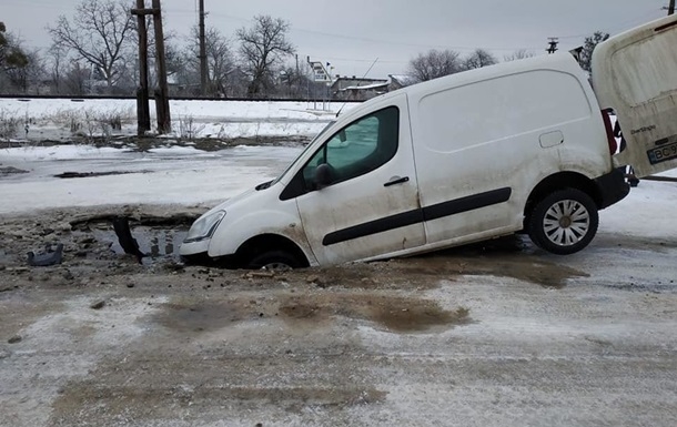 Во Львовской области авто провалилось под асфальт. ВИДЕО