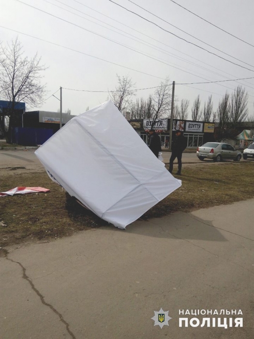 На Николаевщине пьяные молодчики побили волонтера и повредили агитпалатку