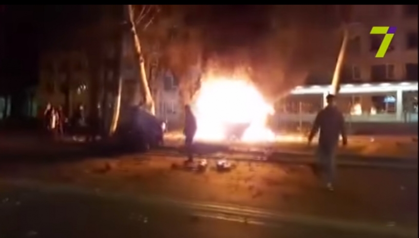 В Одессе BMW X6 въехал в столб и загорелся – погибли два человека. ВИДЕО