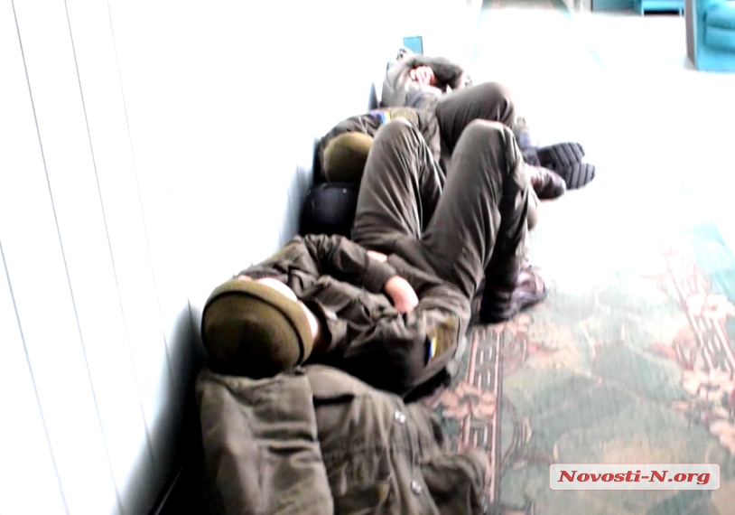 Люди спали кто где — на подоконниках, стульях и столах: ночь после выборов на ОИК №128. ВИДЕО