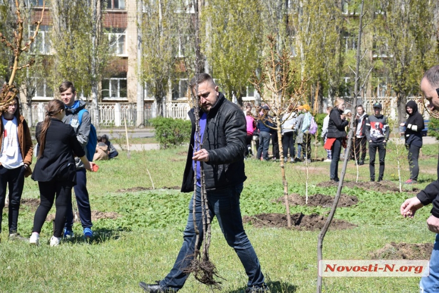 Как мэр Сенкевич, соревнуясь с чиновниками, позже всех посадил дерево. ФОТОРЕПОРТАЖ