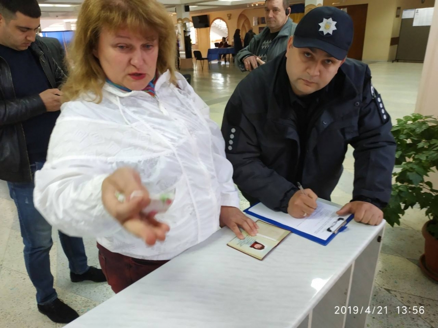 В Николаеве избирательница попыталась вынести с участка чистый бюллетень