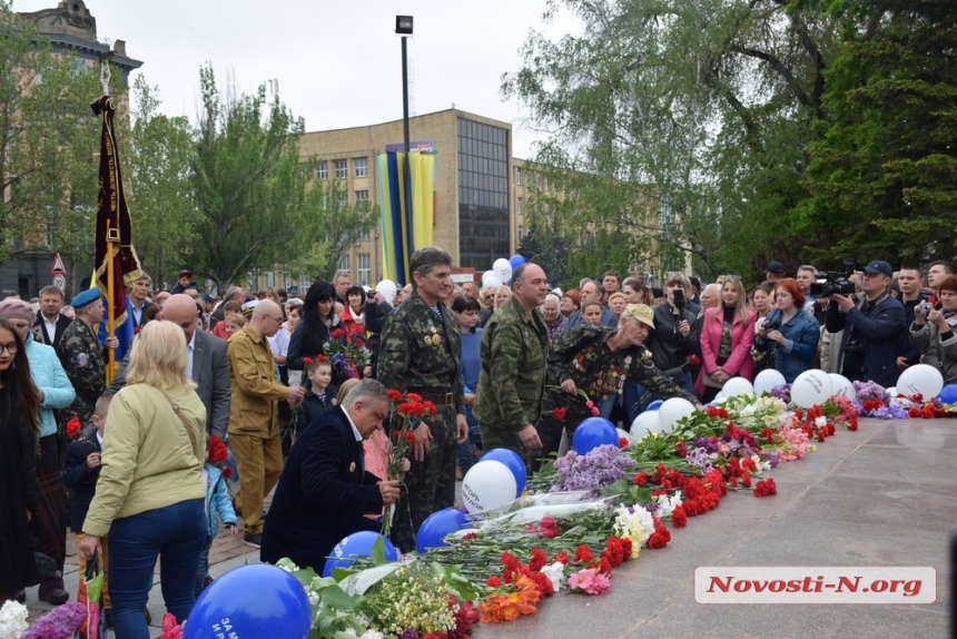 Как николаевцы в День Победы прошли колонной с воинами-интернационалистами. ФОТОРЕПОРТАЖ
