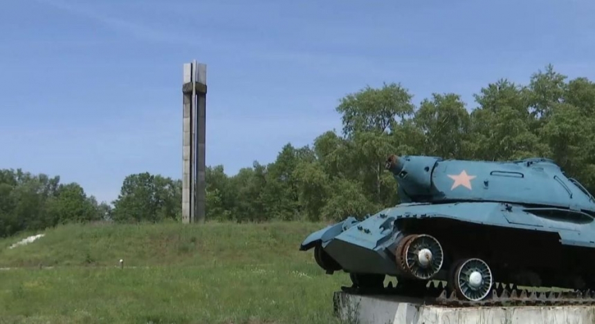 Под Полтавой на острове Славы распилили танк и пушку на металлолом. Видео