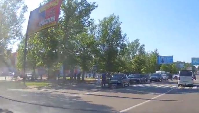 Появилось видео с места аварии, где таксист сбил пешехода и сбежал 