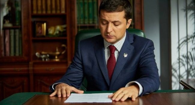 Зеленский просит Раду уволить троих топ-чиновников