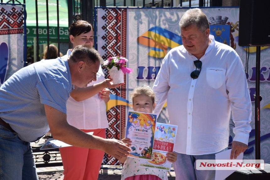 В Николаеве детям дарили мороженое, шарики и хорошее настроение