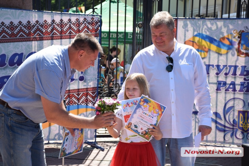 В Николаеве детям дарили мороженое, шарики и хорошее настроение
