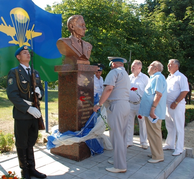 У Миколаєві відкрили пам’ятник легендарному Дяді Васі – генералу армії Василю Маргелову У Миколаєві відкрили пам’ятник легендарному Дяді Васі – генералу армії Василю Маргелову